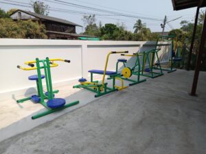 แนวเครื่องออกกำลังกายกลางแจ้งเรียงตามลานคอนกรีต จังหวัดเชียงราย