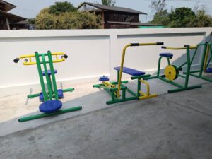 เครื่องบริหารขากลางแจ้งโครงเหล็กสีเขียว เทศบาลตำบลแม่ขะจาน
