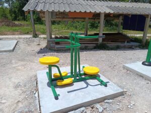 เครื่องบริหารเอวแบบจานหมุนกลางแจ้งบนแท่นฐานคอนกรีต