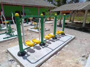 แนวเครื่องออกกำลังกายกลางแจ้งเรียงยาว เทศบาลตำบลแม่ขรี